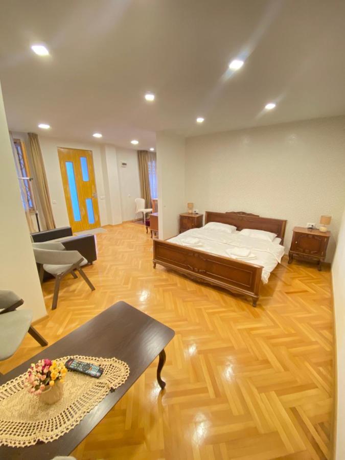 K&N Guesthouse Tbilisi Bagian luar foto