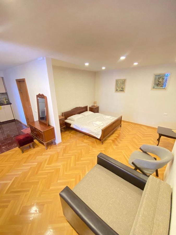 K&N Guesthouse Tbilisi Bagian luar foto