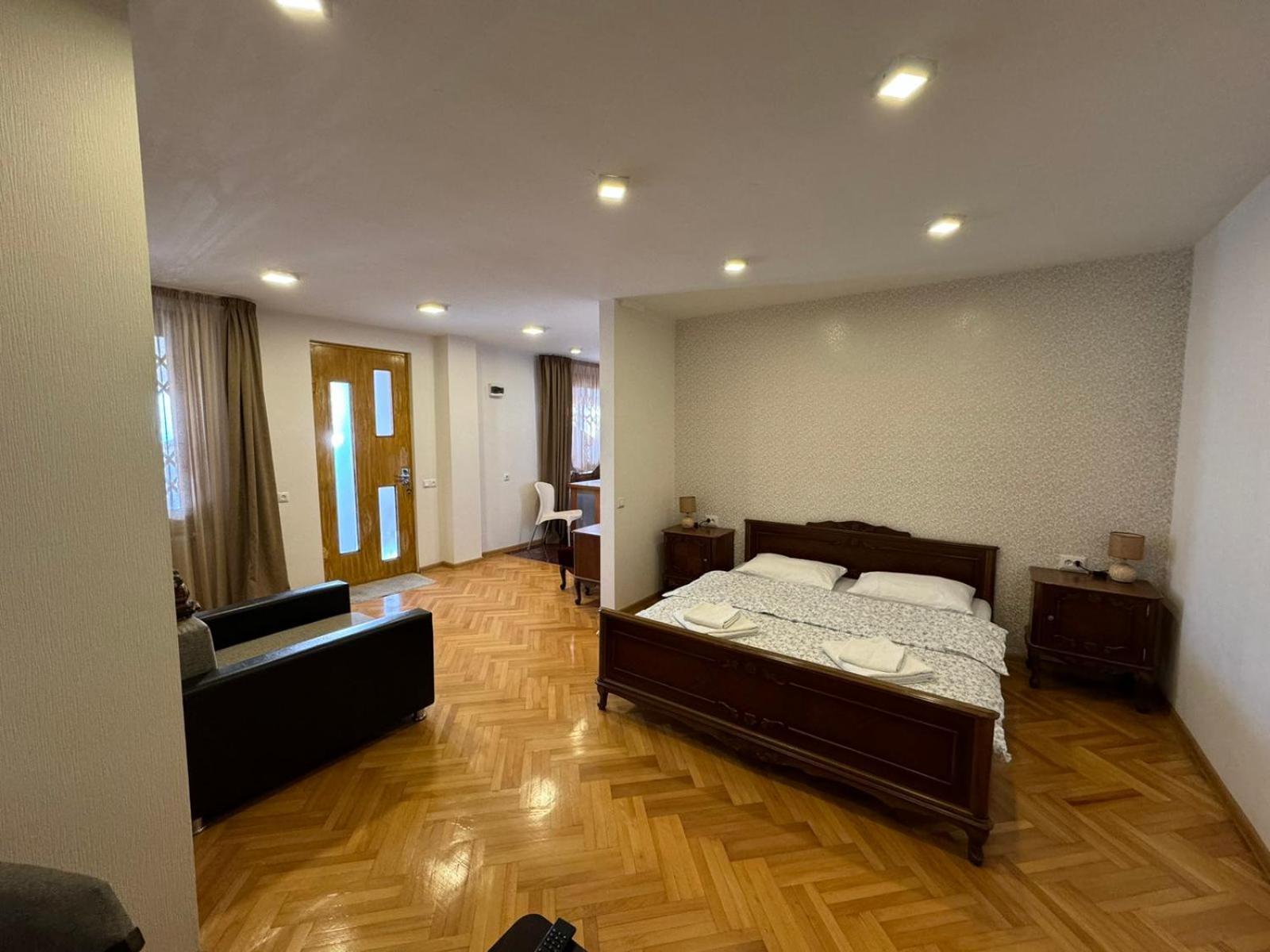 K&N Guesthouse Tbilisi Bagian luar foto