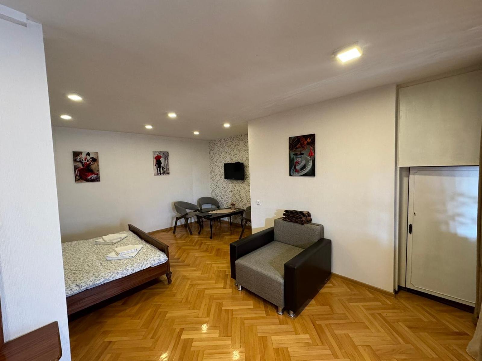 K&N Guesthouse Tbilisi Bagian luar foto