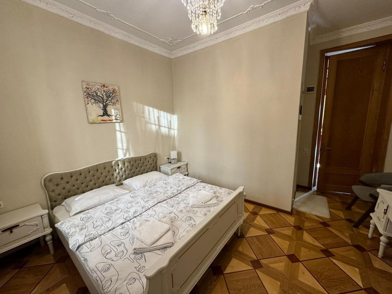 K&N Guesthouse Tbilisi Bagian luar foto
