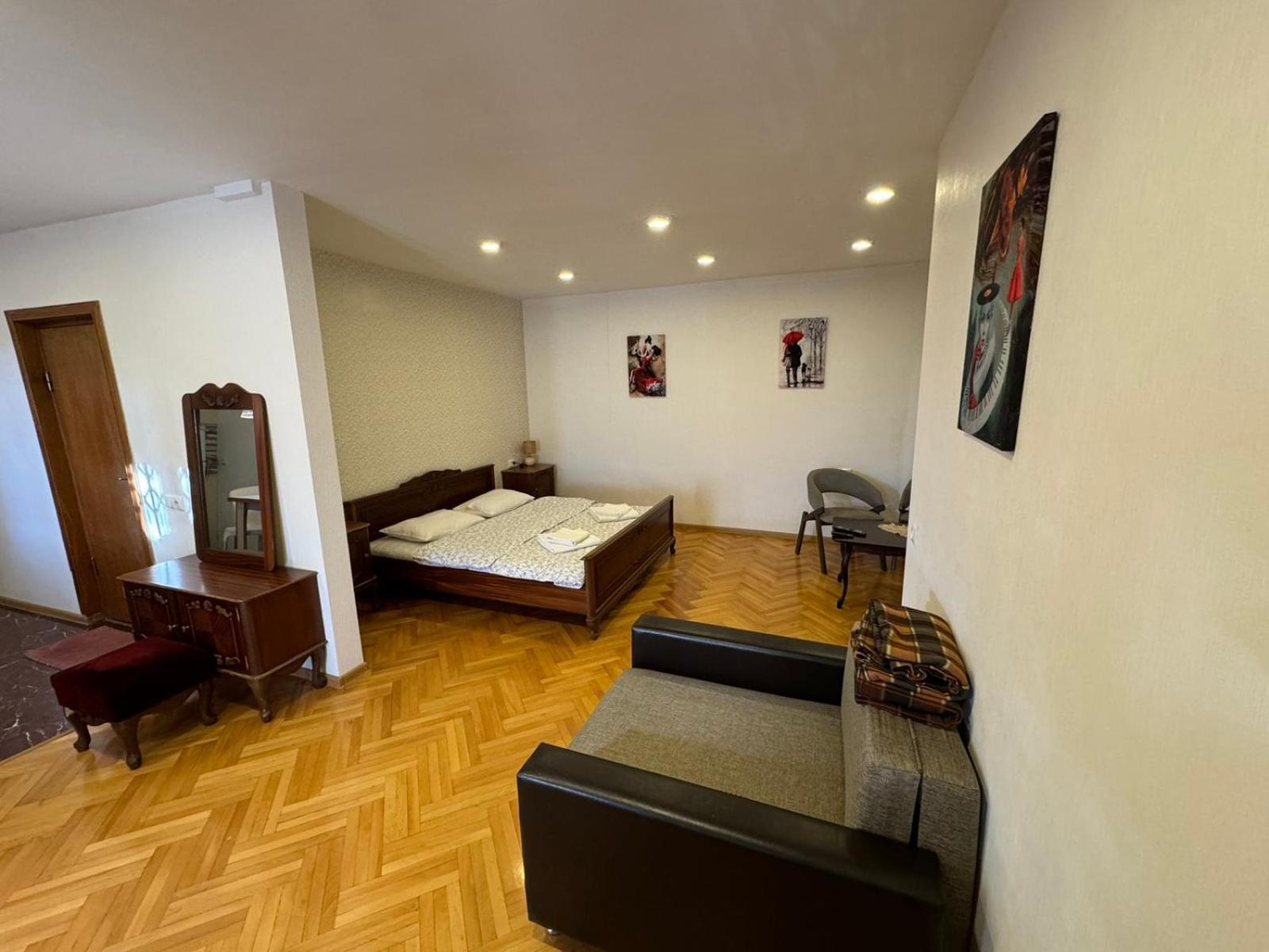 K&N Guesthouse Tbilisi Bagian luar foto