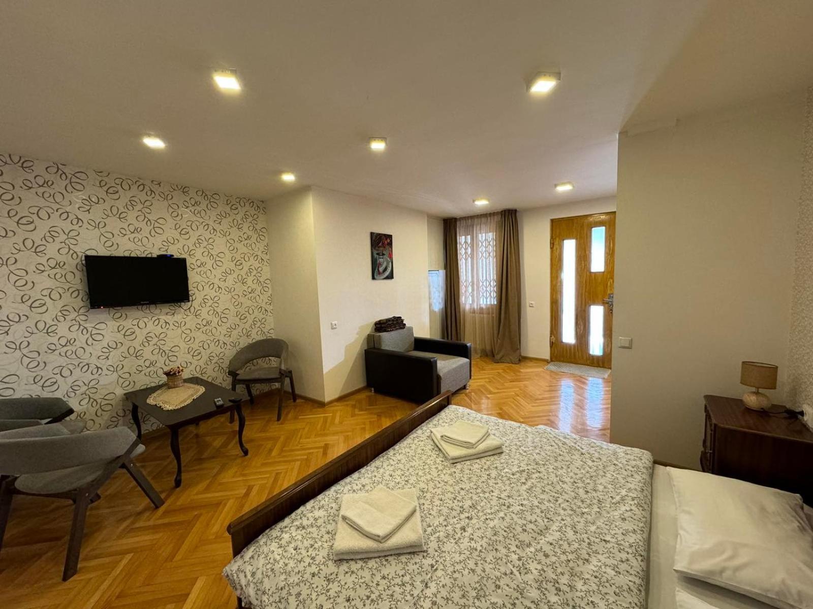 K&N Guesthouse Tbilisi Bagian luar foto